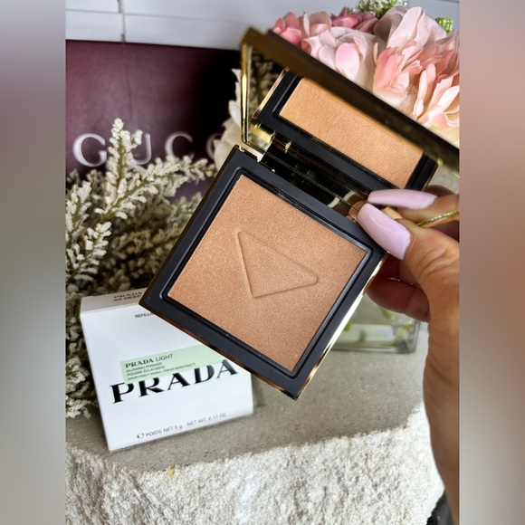 NIB - PRADA - Light Glowing Highlighter Powder - 03 Deep